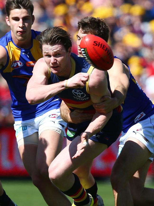 Former Crow Patrick Dangerfield gets his hand pass away. Photo Sarah Reed.