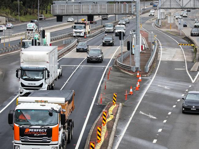 SYDNEY, AUSTRALIA - NewsWire Photos, OCTOBER 12 2021:  Higher volumes of cars are seen back on the roads today after more than 100 days of restrictions across NSW are lifted  in Sydney. Picture:  NCA NewsWire / Gaye Gerard