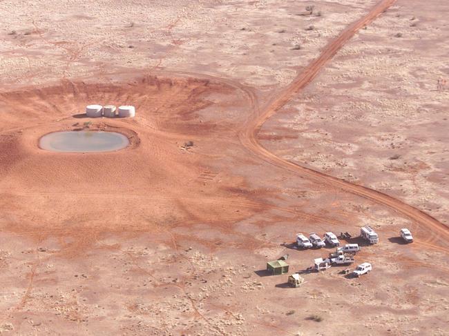 SES and Police at the Welbourne Hill cattle station by the dam where human remains were found, 31 kms east of Marla off the Oodnadatta track, 1060 km's North of Adelaide. Pic: Lindsay Moller / Adelaide 18-9-03.