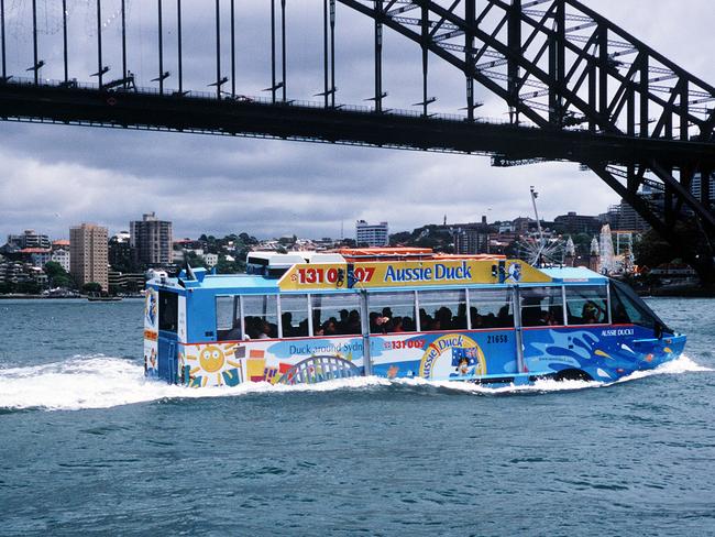 JANUARY, 2000 : World's first amphibious passenger bus-cum-boat "Aussie Duck" on Sydney Harbour, 01/00.NSWShipping