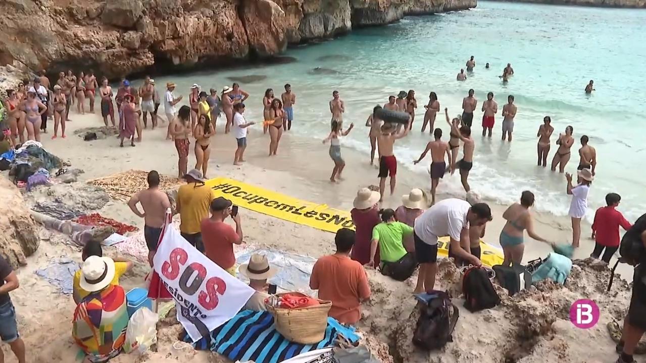 Locals wielded banners that read ‘SOS Residents’. Picture: IB3 NOTÍCIES