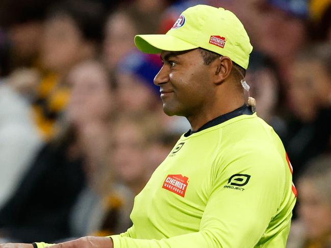 MELBOURNE, AUSTRALIA - MAY 05: AFL Goal Umpire, David Rodan signals a goal during the 2024 AFL Round 08 match between the Western Bulldogs and the Hawthorn Hawks at Marvel Stadium on May 05, 2024 in Melbourne, Australia. (Photo by Dylan Burns/AFL Photos via Getty Images)