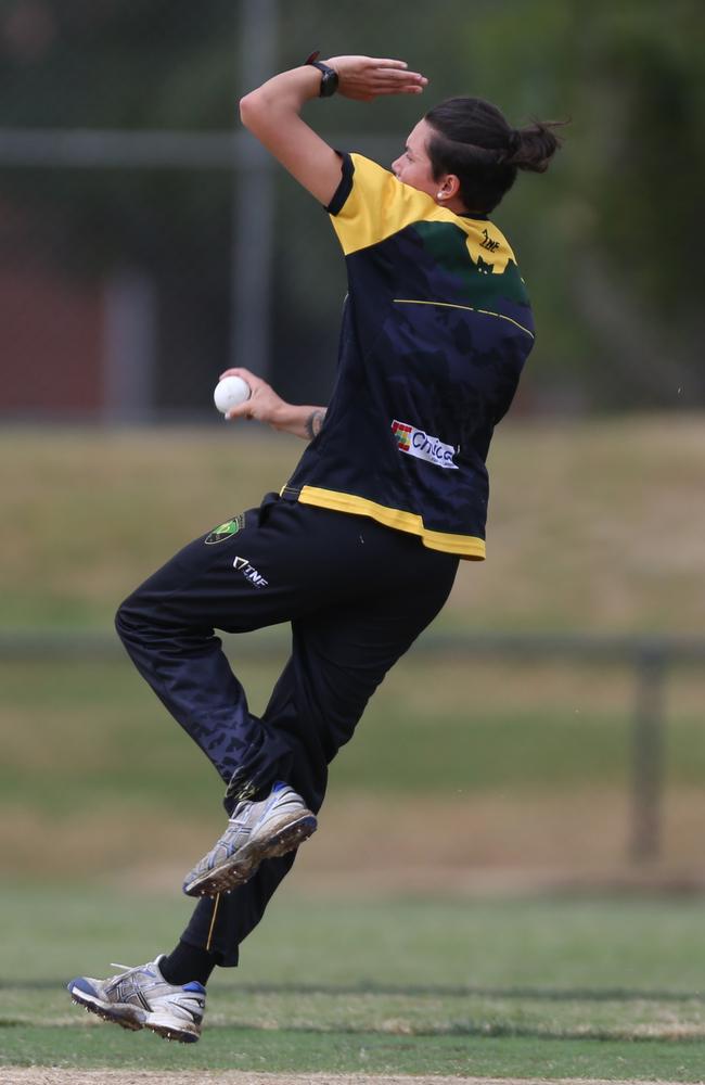 Rhiann O'Donnell bowling for Plenty Valley.