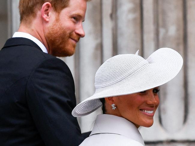 TOPSHOT - Britain's Prince Harry and his wife Meghan, the Duke and Duchess of Sussex, arrive to the National Service of Thanksgiving for The Queen's reign at Saint Paul's Cathedral in London on June 3, 2022 as part of Queen Elizabeth II's platinum jubilee celebrations. - Queen Elizabeth II kicked off the first of four days of celebrations marking her record-breaking 70 years on the throne, to cheering crowds of tens of thousands of people. But the 96-year-old sovereign's appearance at the Platinum Jubilee -- a milestone never previously reached by a British monarch -- took its toll, forcing her to pull out of a planned church service. (Photo by TOBY MELVILLE / POOL / AFP)