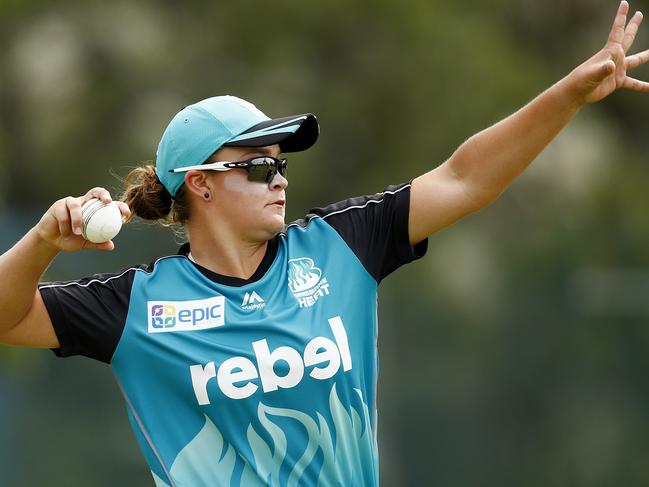 WBBL Melbourne Stars v Brisbane Heat at Junction Oval. Heat's Ash Barty in action. Melbourne. 5th December 2015. Picture: Colleen Petch.