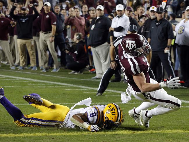 Jace Sternberger of Texas A&amp;M scores on a 10-yard pass during the second quarter.