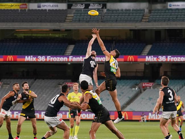 A general view is seen as Levi Casboult of the Blues competes for the ball against Ivan Soldo of the Tigers (Right) during the Round 1 AFL match between Richmond and Carlton at the MCG in Melbourne, Thursday, March 19, 2020. (AAP Image/Michael Dodge) NO ARCHIVING, EDITORIAL USE ONLY