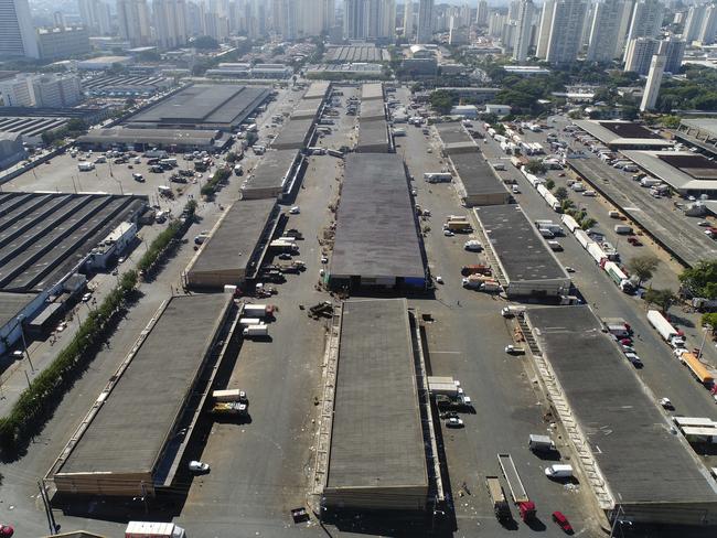 SÃO PAULO, SP - 29.05.2018: MOVIMENTO NO CEAGESP NESTA TERÇA FEIRA - After  9 days of truck stoppage, vegetable and vegetable loading begins to be  replaced in the boxes of Ceagesp, west