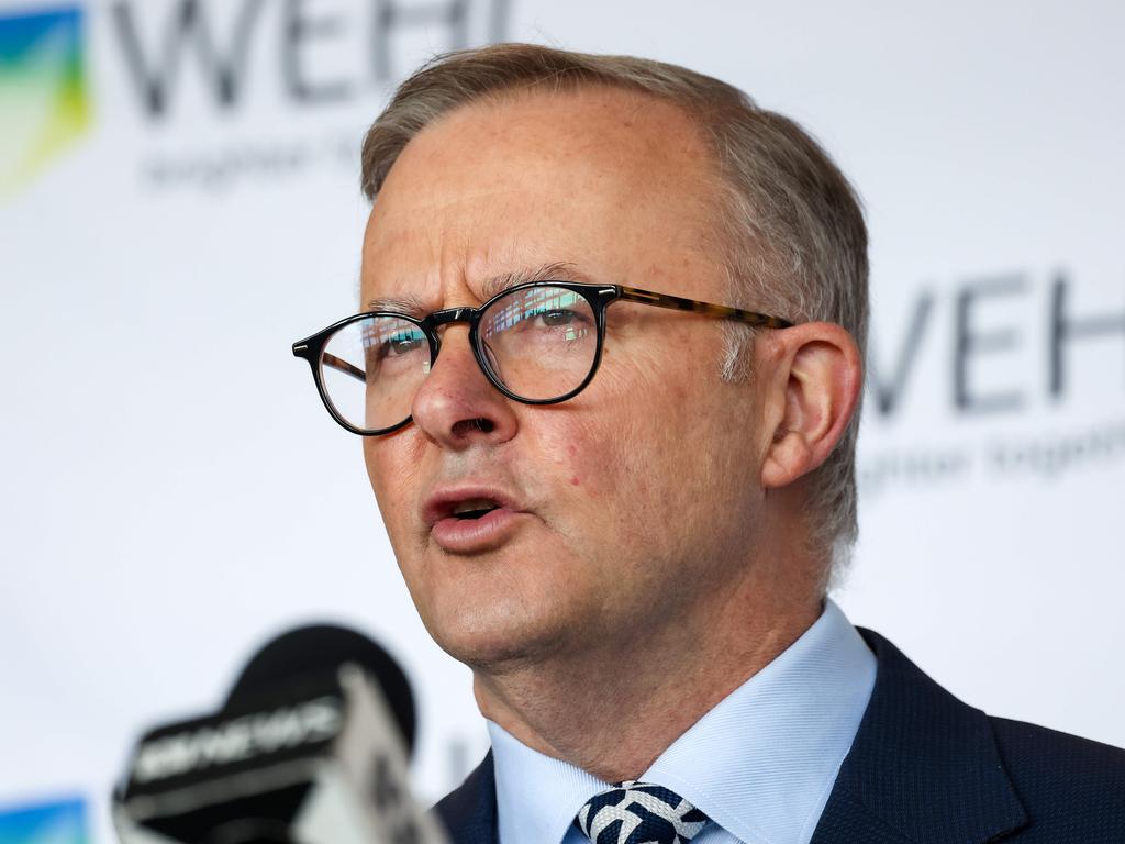 Some experts said Prime Minister Anthony Albanese should introduce a mask mandate. Picture: NCA NewsWire/Ian Currie