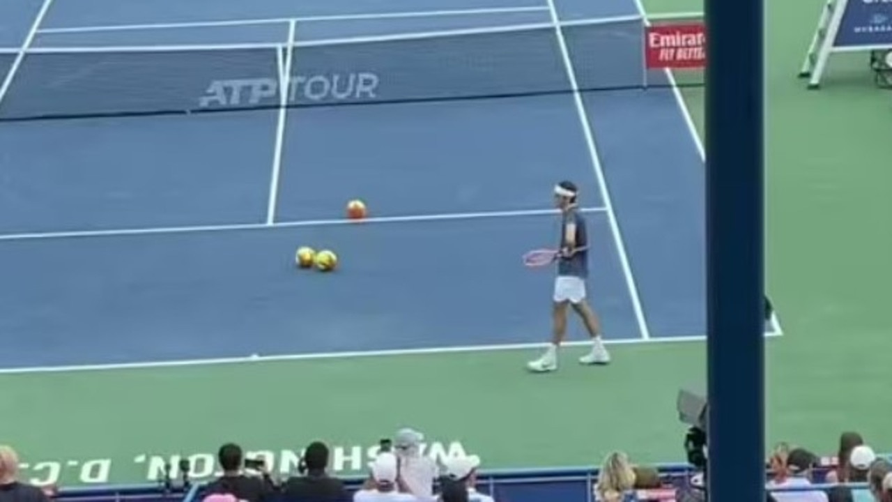 Oversized tennis balls interrupted the match between Taylor Fritz and Andy Murray. Photo: Twitter.