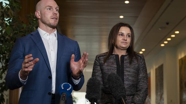 Senators David Pocock and Senator Jacqui Lambie are calling on government to help ease the compliance burden on small businesses. Picture: NCA NewsWire / Martin Ollman