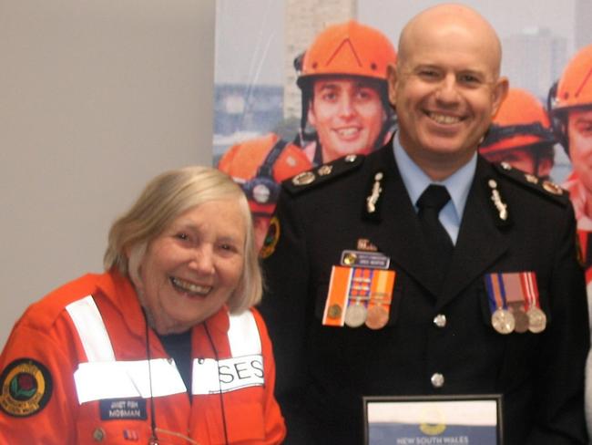 Janet Fish receives her 15-year award from SES Deputy Commissioner Greg Newton, local MP Felicity Wilson and Mosman SES Controller Vanden Helby.