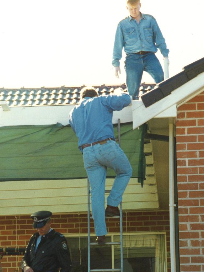 Detectives inspect the house of Ivan Milat in May 1994.