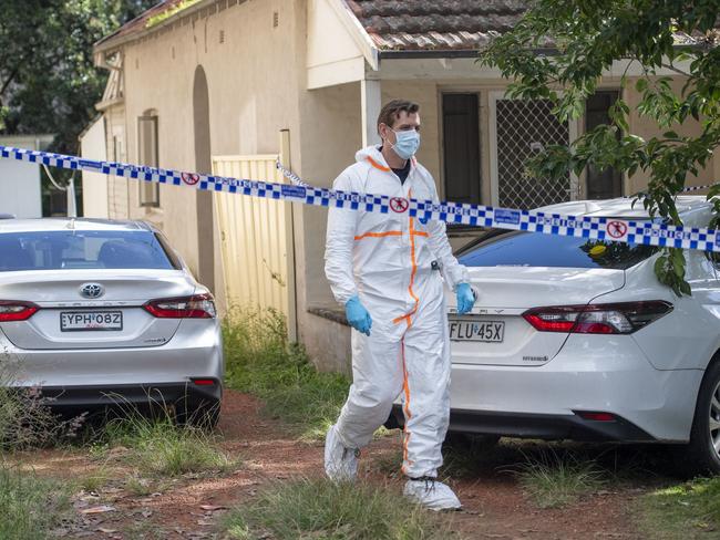 Police continue  investigations and set up a crime scene at a residence in Homebush West where a body was discovered overnight. Photo Jeremy Piper