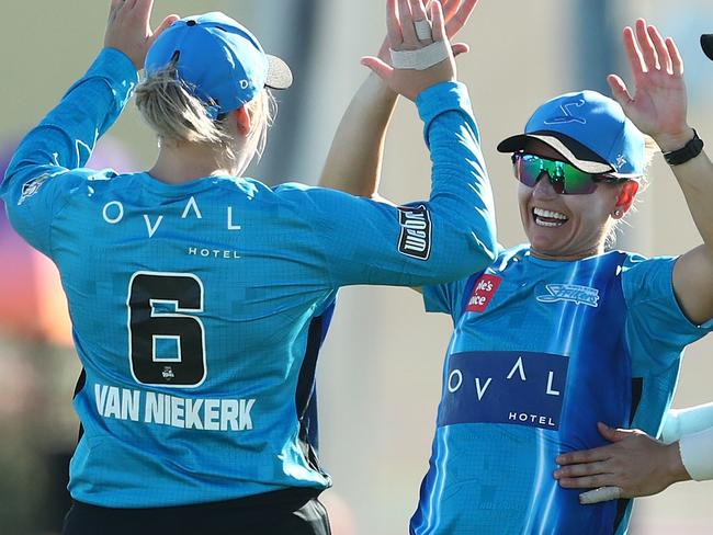 MACKAY, AUSTRALIA - NOVEMBER 13: Strikers celebrate after dismissing Rachel Priest of the Hurricanes during the Women's Big Bash League match between the Hobart Hurricanes and the Adelaide Strikers at Great Barrier Reef Arena, on November 13, 2021, in Mackay, Australia. (Photo by Chris Hyde/Getty Images)