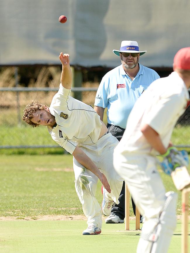 Tom Baron bowling for Mt Eliza.