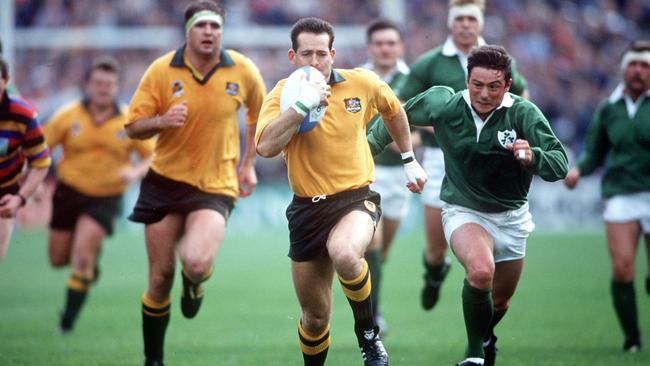 David Campese scores against Ireland at the 1991 World Cup. Picture: Bob Thomas/Getty Images