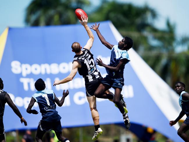 Ruckman Brenton Dixon for Buffs and Stuart Ward for Magpies battle for the Sherrin. PICTURE: Elise Derwin