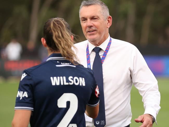 Victory head coach Jeff Hopkins speaks with Ellie Wilson during the season. Picture: Kelly Defina/Getty Images
