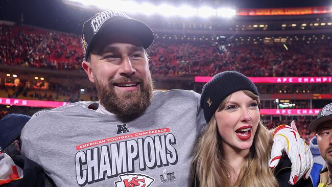 KANSAS CITY, MISSOURI - JANUARY 26: Taylor Swift celebrates with Travis Kelce #87 of the Kansas City Chiefs after defeating the Buffalo Bills 32-29 in the AFC Championship Game at GEHA Field at Arrowhead Stadium on January 26, 2025 in Kansas City, Missouri.  (Photo by Jamie Squire/Getty Images) ***BESTPIX***