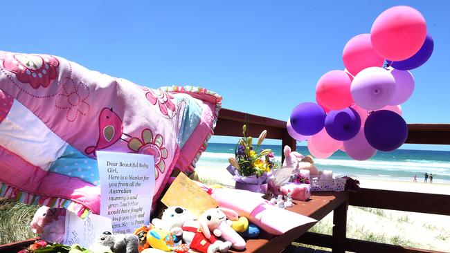 Tributes at the Surfers Paradise beach where a baby was found dead. (AAP image, John Gass)