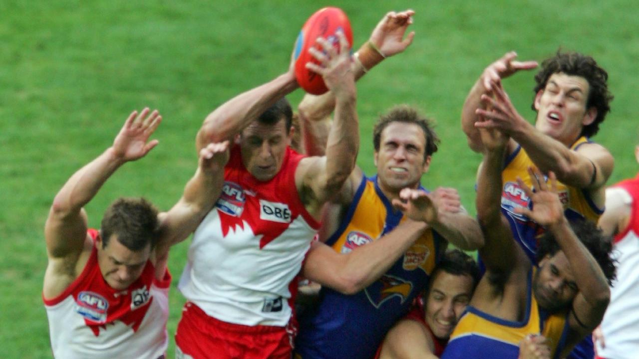 Swan Leo Barry takes the flag-winning mark in a congested pack in 2005.