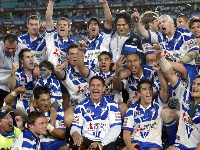 Canterbury team after win.NRL rugby league - Canterbury Bulldogs vs Sydney Roosters grand final match at Telstra Stadium 03 Oct 2004. /Rugby/Australia