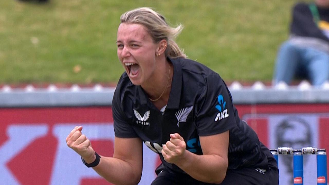 Kiwi quick rips through Aussies as White Ferns hunt seven-year first: LIVE