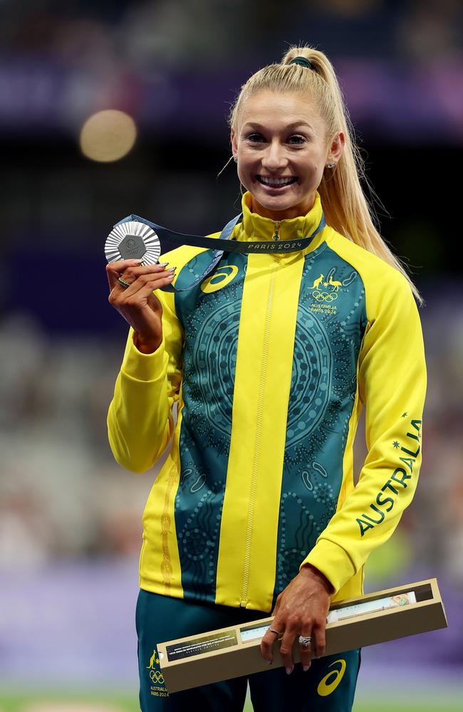 Jess Hull with her silver medal. Picture: Al Bello/Getty Images