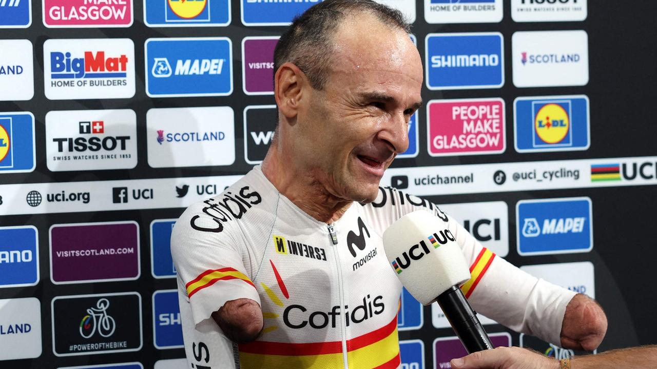 Spain's Ricardo Ten Argiles celebrates winning the men's para-cycling C1 Scratch Race in Glasgow. Photo by Adrian DENNIS / AFP.