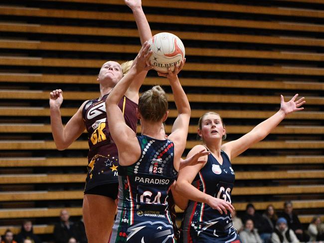 Jess Paradiso on the attack against Matrics. Pic: On the Ball Media/Netball SA