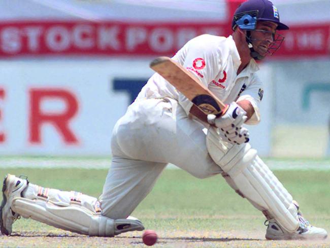 MARCH 17, 2001 : Batsman Graham Thorpe sweeps during third test of Sri Lanka v England series at Sinhalese Sports Club Ground in Colombo, 17/03/01.Cricket A/CT