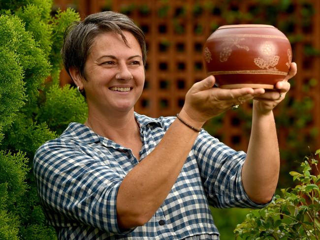 Sharon O'Donnell has been making pottery for 16 years and recently won the Collins Booksellers award at the Cairns National Ceramics Exhibition. Pictreu: Evan Morgan