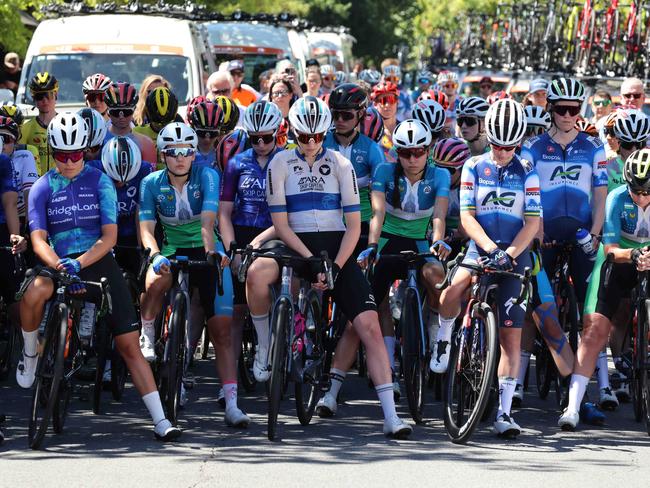 NEWS ADVSANTOS Tour Down UnderZiptrak Women's Stage 1 : Hahndorf to Campbeltown .A minute Silence for Melissa Hoskins Image/Russell Millard Photography