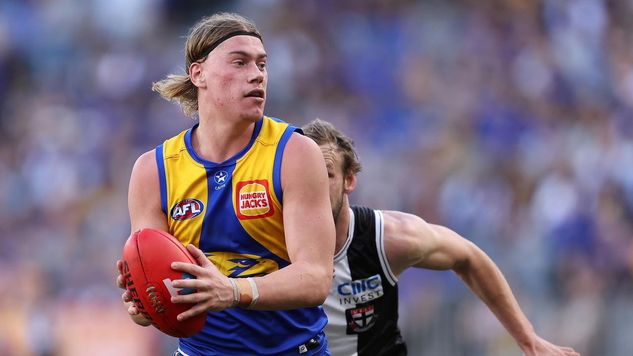 PERTH, AUSTRALIA – JUNE 01: Harley Reid of the Eagles looks to handball during the round 12 AFL match between West Coast Eagles and St Kilda Saints at Optus Stadium, on June 01, 2024, in Perth, Australia. (Photo by Paul Kane/Getty Images)