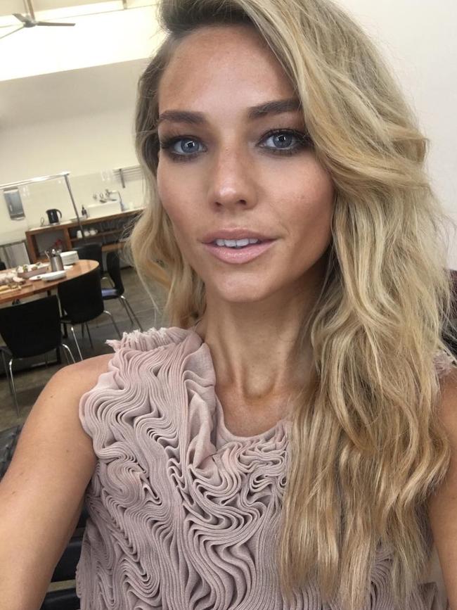 Concerned fans comment over Sam Frost’s thin frame “Who else but @heidiscarlettkingmakeup polishing me up? xo” Picture: Sam Frost/Instagram