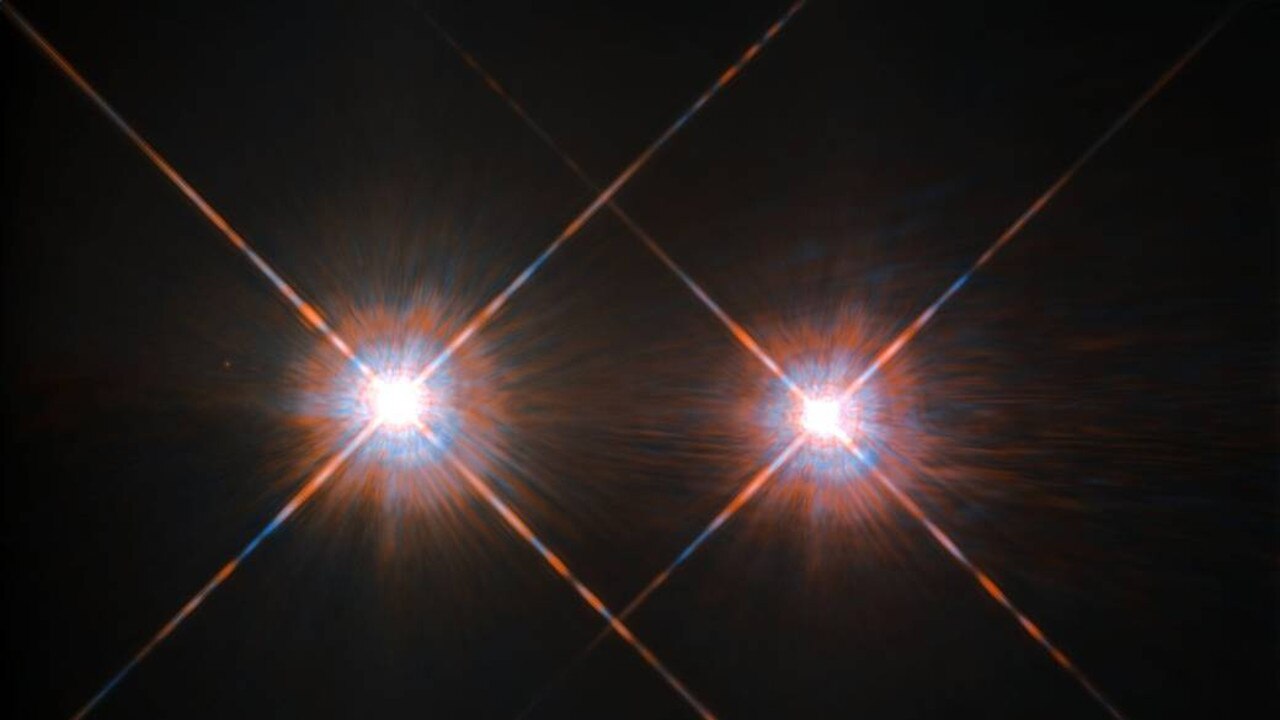 O grupo Alpha Centauri, localizado a aproximadamente 4 anos-luz de distância. O sistema é composto pelo binário formado pelas estrelas Alpha Centauri A e Alpha Centauri B, mais a fraca anã vermelha Alpha Centauri C, também conhecida como Proxima Centauri. Imagem: NASA