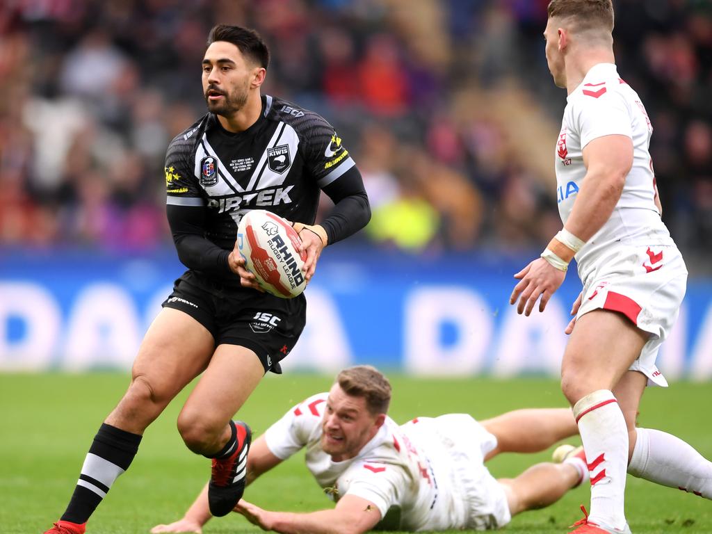 HULL, ENGLAND - OCTOBER 27:  Shaun Johnson of New Zealand breaks away from the tackle of Elliott Whitehead of England  during the International Series match between England and New Zealand at KCOM Stadium on October 27, 2018 in Hull, England.  (Photo by Laurence Griffiths/Getty Images)