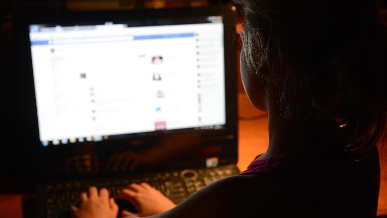 Geelong schools are teaching students how to stay safe online. AAP Image/Dan Peled.