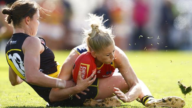 Ashleigh Woodland marks the ball under pressure from Libby Graham of the Tigers. Picture: Daniel Pockett/Getty Images