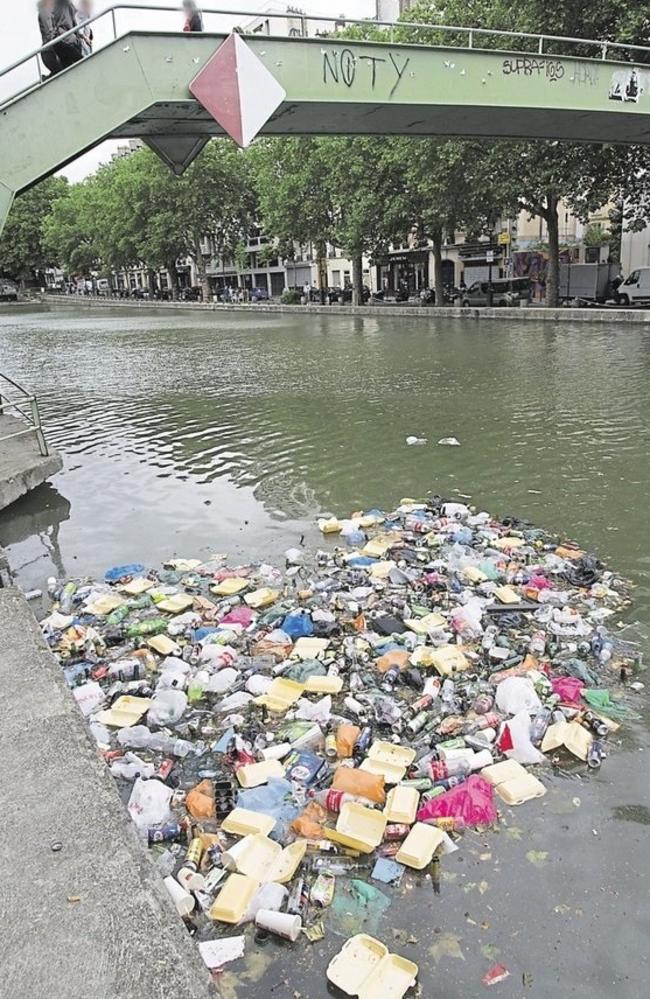 Paris rubbish issue French capital overflowing with rubbish as 