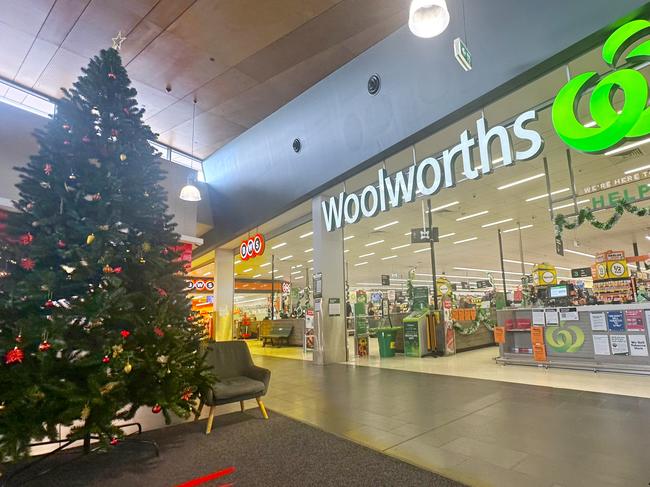 MELBOURNE, AUSTRALIA- NewsWire Photos DECEMBER 3, 2024: Woolworth workers continue a picket line at the Dandenong South Distribution centre. Pics if shelves in Woolworths with limited stock. Picture:  NewsWire