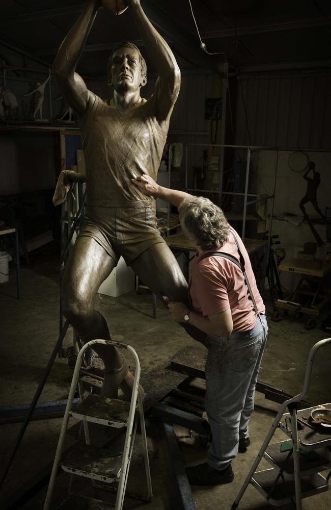 Ken Martin at work on the Barrie Robran sculpture now at Adelaide Oval.