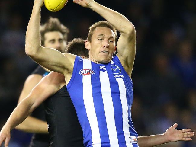 MELBOURNE, AUSTRALIA - JULY 16: Drew Petrie of the Kangaroos competes for the ball during the round 17 AFL match between the North Melbourne Kangaroos and the Port Adelaide Power at Etihad Stadium on July 16, 2016 in Melbourne, Australia. (Photo by Scott Barbour/Getty Images)