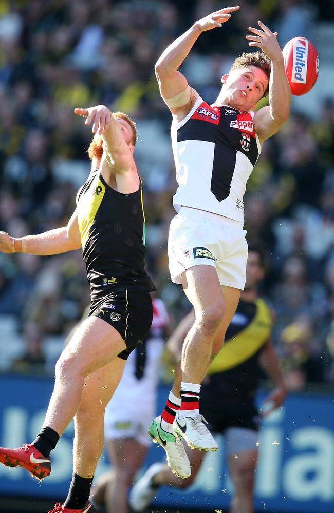 Jack Billings flies but can’t hold the mark. Picture: Michael Klein