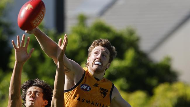 MELBOURNE , AUSTRALIA.February 15 , 2024.  AFL. Hawthorn Intraclub practise match at Waverley  Park.  Denver Grainger-Barras of the Hawks spoils from behind  . Pic: Michael Klein