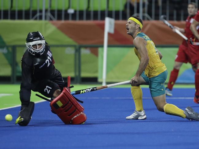 Australia's Jamie Dwyer, right, after lost the ball against Belgium's goalkeeper Vincent Vanash, left, during a men's field hockey match at 2016 Summer Olympics in Rio de Janeiro, Brazil, Tuesday, Aug. 9, 2016. (AP Photo/Hussein Malla)