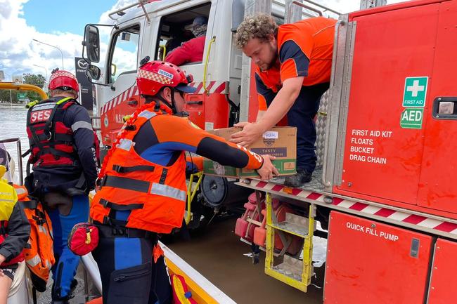 SES and RFS volunteers in the regional city of Forbes scramble to provide food and support to cut-off residents. Picture Aymon Bertah