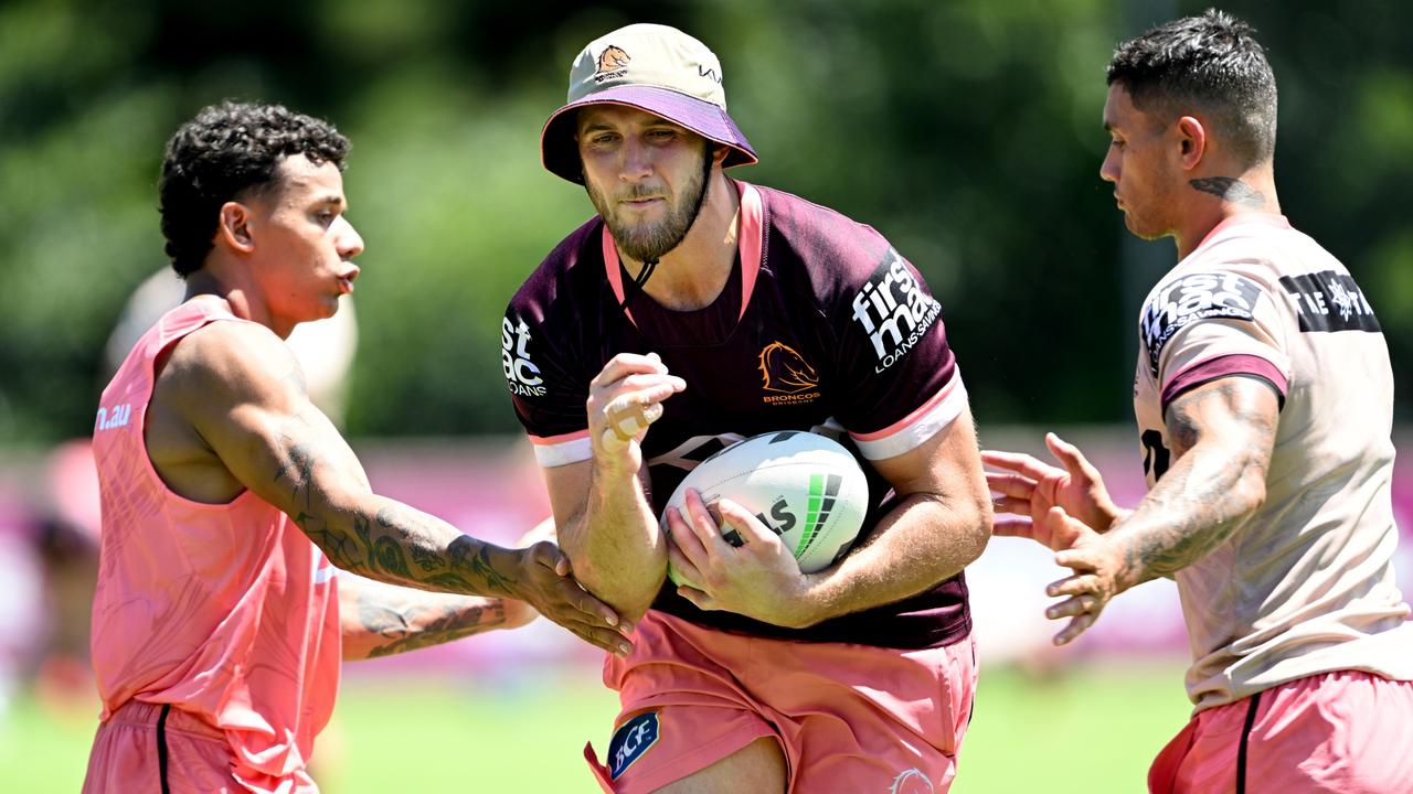 Kurt Capewell carts it up at training. Picture: Bradley Kanaris/Getty