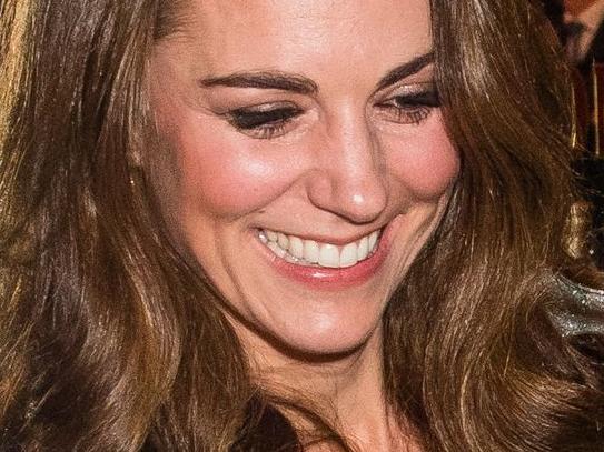 Britain's Prince William, Duke of Cambridge and Britain's Catherine, Duchess of Cambridge poor a pint of Harp Ice beer during their visit to the Empire Music Hall in Belfast, Northern Ireland on February 27, 2019. (Photo by Samir Hussein / POOL / AFP)